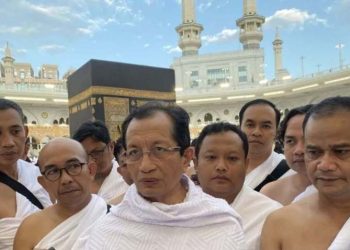 Petugas Haji Indonesia Saat Berada Di Depan Kakbah