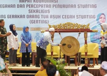 D:\2025\Mei 2025\13 Mei 2025\5\hal 5\Wakil Bupati Banjar Habib Idrus Al Habsyi memukul gong.jpg