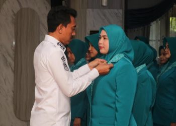 D:\2025\Mei 2025\15 Mei 2025\5\hal 5\Bupati H Saidi Mansyur menyematkan pin.jpg