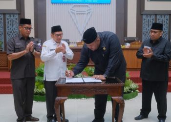 D:\2025\Mei 2025\15 Mei 2025\5\hal 5\Ketua DPRD Kabupaten Banjar H Agus Maulana menandatangani.jpg