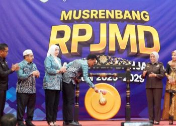 D:\2025\Mei 2025\19 Mei 2025\5\hal 5\hal 5\Bupati Banjar H Saidi Mansyur memukul gong sebagai tanda dibukanya.jpg