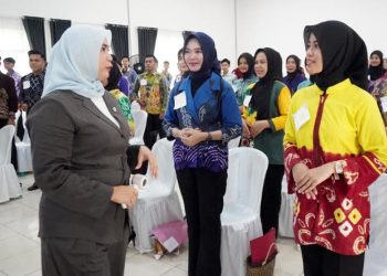 D:\2025\Mei 2025\22 Mei 2025\5\hal 5\Ketua TP PKK Kabupaten Banjar Hj Nurgita Tiyas berbincang.jpg