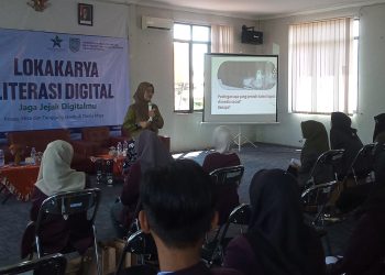 D:\2025\Mei 2025\23 Mei 2025\5\hal 5\Narasumber Musdalipah memberikan materi tentang jejak digital.jpg