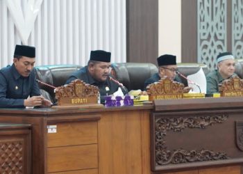 D:\2025\Mei 2025\26 Mei 2025\5\hal 5\Bupati Banjar H Saidi Mansyur (kiri) bersama pimpinan DPRD Banjar.jpg