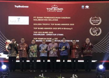 Bank Kalsel Dikukuhkan Sebagai Penerima Golden Trophy TOP BUMD Awards 2025