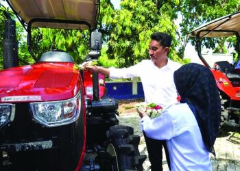 Bupati Banjar Terima Bantuan Alsintan