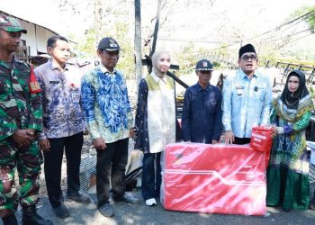 Bupati HSU Serahkan Bantuan Korban Kebakaran Desa Beringin