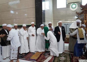 D:\2025\Juni 2025\10 Juni 2025\5\hal 5\Wakil Bupati Banjar Habib Idrus Al Habsyi (tengah) bersama alim ulama.jpg