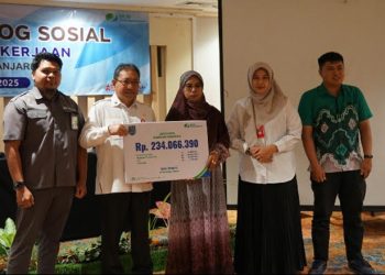 D:\2025\Juni 2025\2 Juni 2025\5\hal 5\Sekda Banjar HM Hilman secara simbolis menyerahkan santunan.jpg