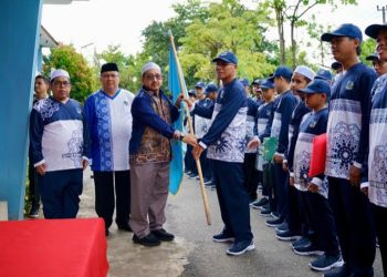 D:\2025\Juni 2025\20 juni 2025\5\hal 5\Wakil Bupati Banjar Habib Idrus Al Habsyi menyerahkan bendera.jpg