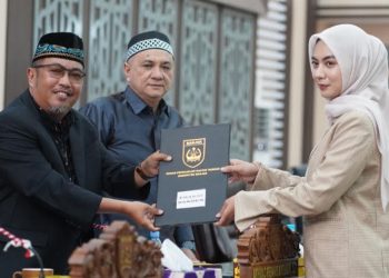 D:\2025\Juni 2025\3 Juni 2025\5\hal 5\Salah seorang juru bicara fraksi menyerahkan.jpg