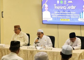 D:\2025\Juni 2025\4 Juni 2025\5\hal 5\Wakil Bupati Banjar Habib Idrus Al Habsyi (tengah) memberikan arahan.jpg