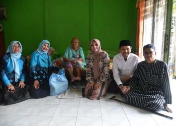 Wagub dan Ketua BKOW Silaturahmi ke Warga Bagikan Sembako