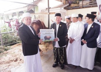 Gubernur dan Wagub Serahkan Sapi Kurban Presiden