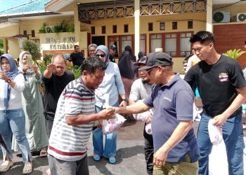 Bupati H Muhammad Rusli Bagikan Daging Hewan Qurban