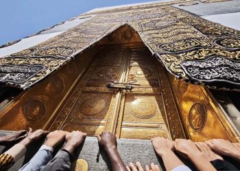 Jamaah Haji Berdoa Di Depan Pintu Ka’bah