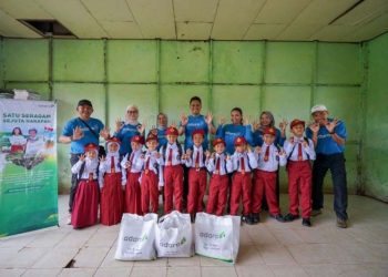 YABN-Adaro serahkan bantuan 131 paket seragam siswa di Kecamatan Paminggir
