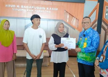 Bupati Serahkan Uang Bantuan Pendamping Penunggu Pasien