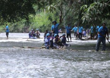 Ratusan rakit bamboo meriahkan Festival Bambo Rafting 2025