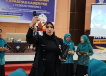 D:\2025\Agustus 2025\1 Agustus 2025\5\hal 5\Ketua TP PKK Kabupaten Banjar Hj Nurgita Tiyas mencontohkan.jpg