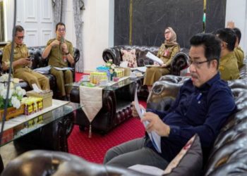 D:\2025\Juli 2025\11 Juli 2025\5\hal 5\Wali Kota Banjarbaru Erna Lisa Halaby memimpin Rapat Koordinasi.jpg