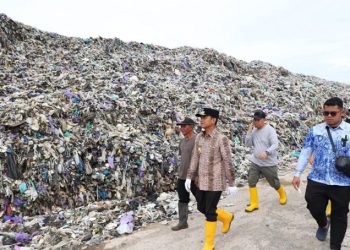 D:\2025\Juli 2025\14 Juli 2025\5\hal 5\Wali Kota Banjarmasin H Muhammad Yamin HR saat mengunjungi TPAS Basirih y.jpg