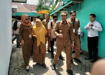 D:\2025\Juli 2025\15 Juli 2025\5\hal 5\Wali kota Banjarmasin Muhammad Yamin didampingi plt Disdik.jpg