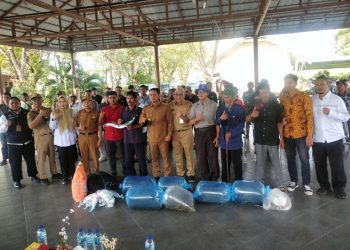 D:\2025\Juli 2025\15 Juli 2025\5\hal 5\Wali kota Yamin berikan bibit ikan dan peralatan budidaya.jpg