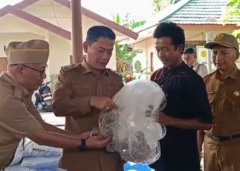 D:\2025\Juli 2025\16 Juli 2025\5\hal 5\IMG_20250715_130607Wali Kota Banjarmasin H Muhammad Yamin HR saat menyerahkan bantuan ribuan.jpg