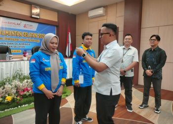 D:\2025\Juli 2025\17 Juli 2025\5\hal 5\Kabid Pengembangan Pemuda Dispora Kalsel, Anugrah mengalungkan.jpg