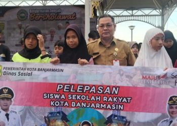 D:\2025\Juli 2025\17 Juli 2025\5\hal 5\Kepala Dinas Sosial Kota Banjarmasin Nuryadi saat mendampingi puluhan anak.jpg