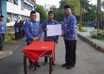 D:\2025\Juli 2025\18 Juli 2025\5\hal 5\Sekda Banjar H M Hilman (kiri) menyaksikan penandatanganan.jpg