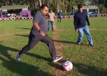 D:\2025\Juli 2025\21 Juli 2025\5\hal 5\Camat Karang Intan Pusaro Riyanto menendang bola.jpg