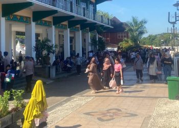 D:\2025\Juli 2025\21 Juli 2025\5\hal 5\PARA pengunjung tampak beristirahat di Menara Pandang sambil menikmati pemandangan di sekitarnya..jpg