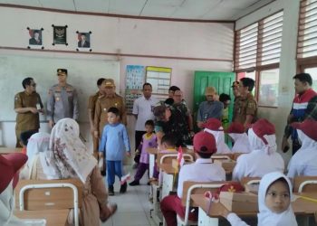 D:\2025\Juli 2025\22 Juli 2025\2\2\New Folder\SD Kasiau Raya Terima MBG dari TPI dan MSW.jpg