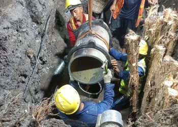 D:\2025\Juli 2025\22 Juli 2025\5\hal 5\hal 5\Tim lapangan langsung mengganti pipa bocor yang.jpg