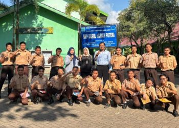 D:\2025\Juli 2025\23 Juli 2025\5\hal 5\Jajaran Disdik Banjar bersama para siswa.jpg