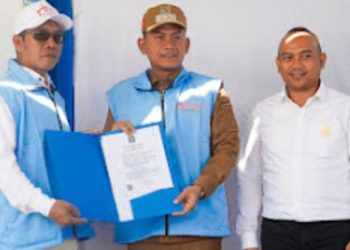 D:\2025\Juli 2025\23 Juli 2025\5\hal 5\Wali Kota Banjarmasin H Muhammad Yamin HR saat menyerahkan dokumen.jpg