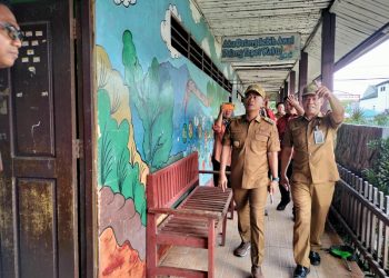 D:\2025\Juli 2025\23 Juli 2025\5\hal 5\Wali Kota HM.Yamin pantau kondisi fisik SDN Sungai Jingah 4.jpg