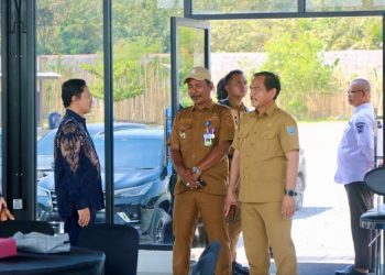 D:\2025\Juli 2025\24 Juli 2025\5\hal 5\Kepala Desa Awang Bangkal Barat Pajrul Ripani (tengah) didampingi Kepala Dinas Komunikas - Copy.jpg
