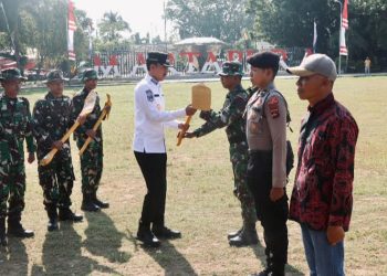 D:\2025\Juli 2025\25 Juli 2025\5\hal 5\Bupati Banjar H Saidi Mansyur secara simbolis.jpg