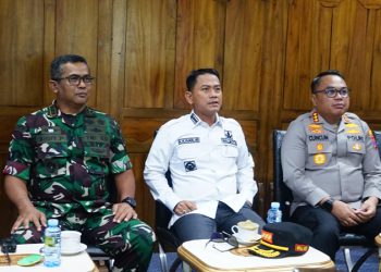 D:\2025\Juli 2025\25 Juli 2025\5\hal 5\Wali Kota Banjarmasin, H. Muhammad Yamin HR didampingi Kapolresta Banjarmasin.jpg