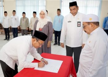 D:\2025\Juli 2025\28 Juli 2025\5\hal 5\HM Hilman menandatangani berita acara.jpg