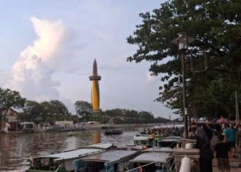 D:\2025\Juli 2025\28 Juli 2025\5\hal 5\Sejumlah transportasi perairan atau kelotok di Objek Wisata Siring Sungai.jpg