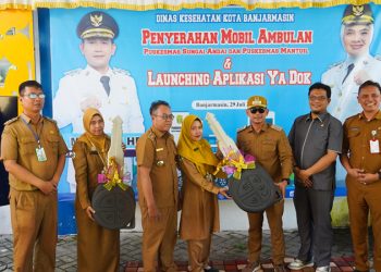 D:\2025\Juli 2025\31 Juli 2025\5\hal 5\Wali Kota Yamin simbolis menyerahkan kunci ambulan.jpg