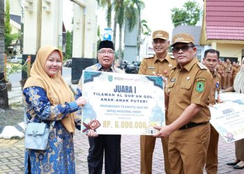 Bupati Sahrujani serahkan Bonus MTQ Kafilah HSU