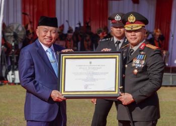 Gubernur Muhidin Berikan Penghargaan kepada Kapolda Kalsel