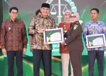 Bupati Tala Dapat Penghargaan Dari Kejari Kalsel