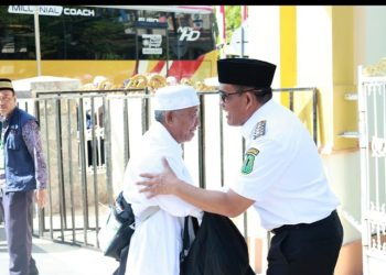 Bupati Sahrujani Sambut Kedatangan Jamaah Haji Kloter 13 di HSU