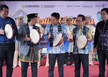 Walikota Membuka Festival Manopeng Banyiur